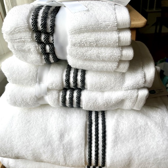 πHP~Beautiful Crisp White plush bath towel set NWT! π - Picture 4 of 12